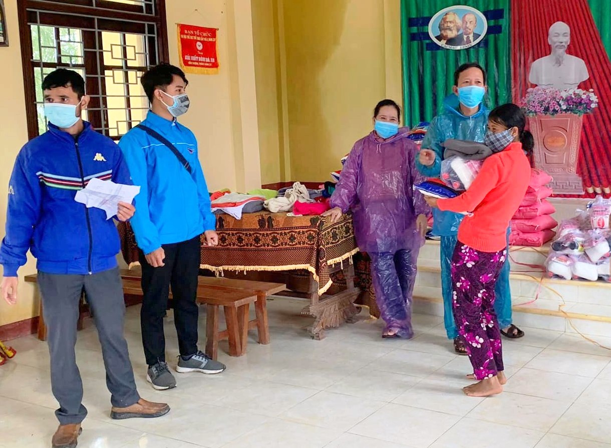 Trao 100 suất quà cho người dân A Lưới bị ảnh hưởng bởi dịch bệnh