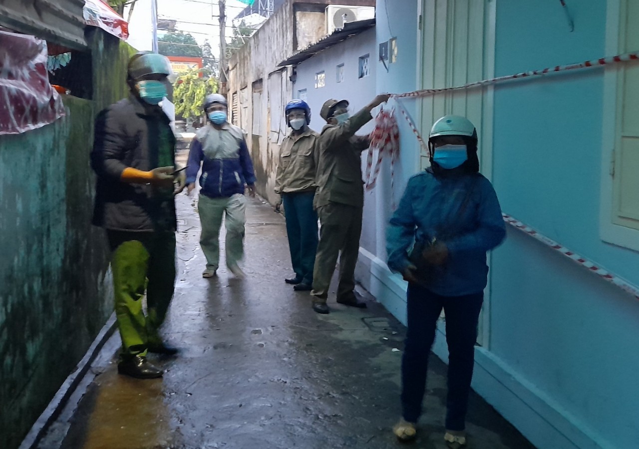 Phong toả, cách ly tạm thời một số khu vực phường Thuận Lộc; trao túi an sinh cho người dân Hương Sơ