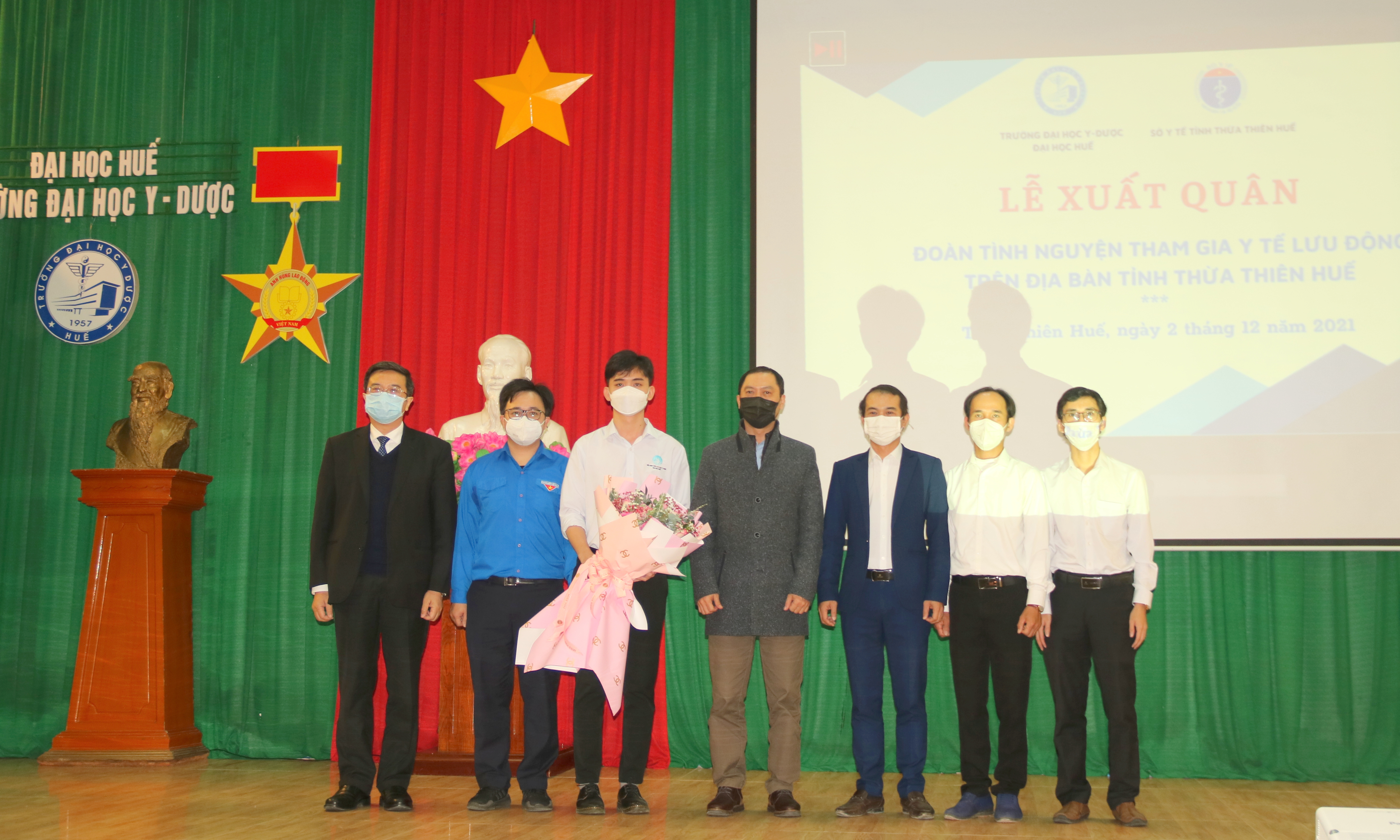 55 cán bộ, sinh viên Trường đại học Y - Dược hỗ trợ các trạm y tế lưu động