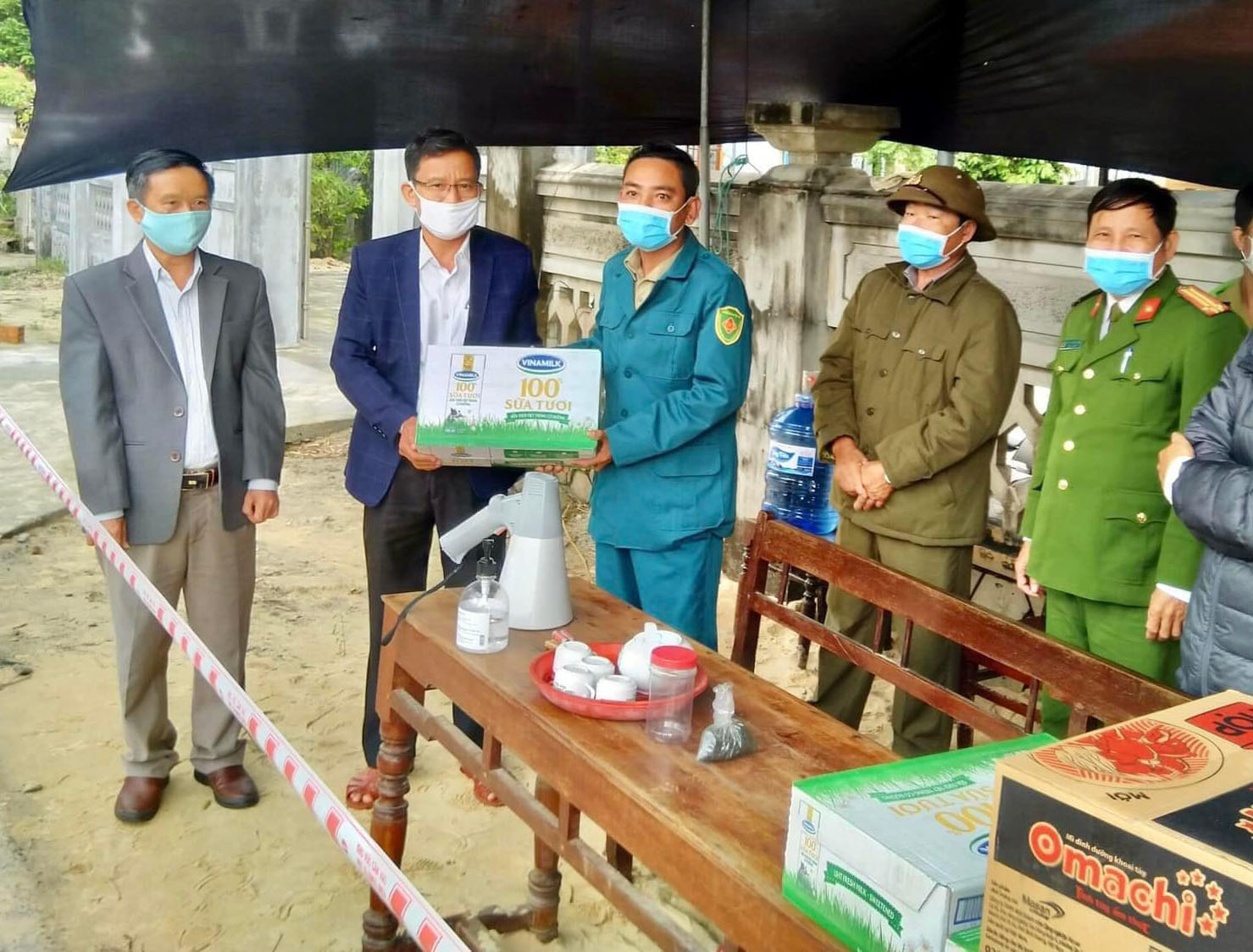 Tặng quà cho người dân bị ảnh hưởng dịch COVID-19