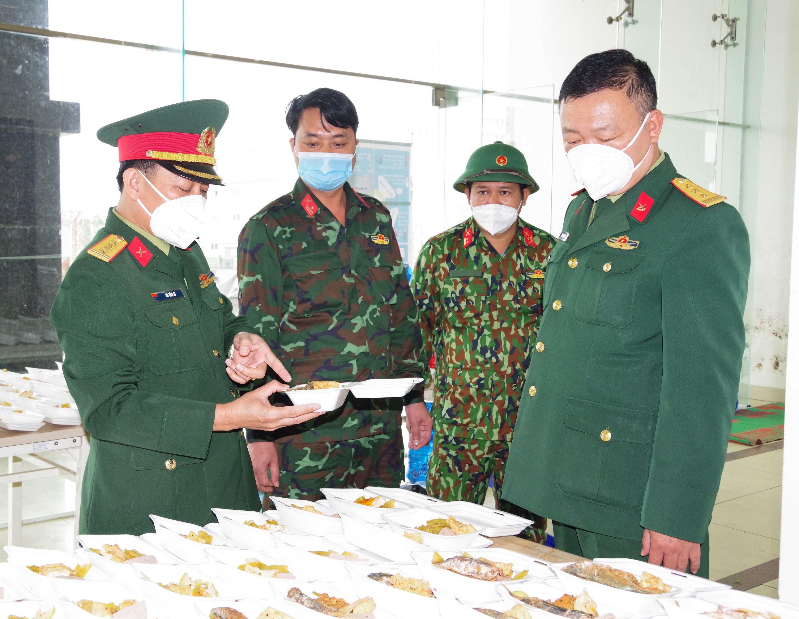 Thăm, động viên lực lượng phục vụ hậu cần tại khu điều trị F0