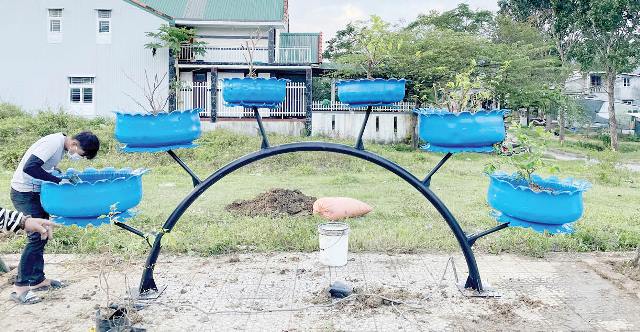 Biến “điểm nóng” rác thải thành nơi trồng hoa