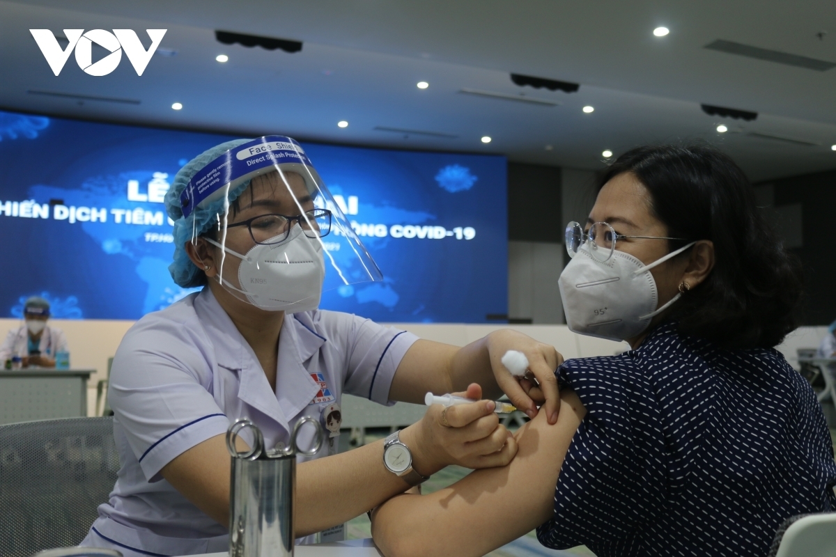 “Vaccine là công cụ quan trọng nhất để phòng COVID-19, kể cả biến chủng Omicron”
