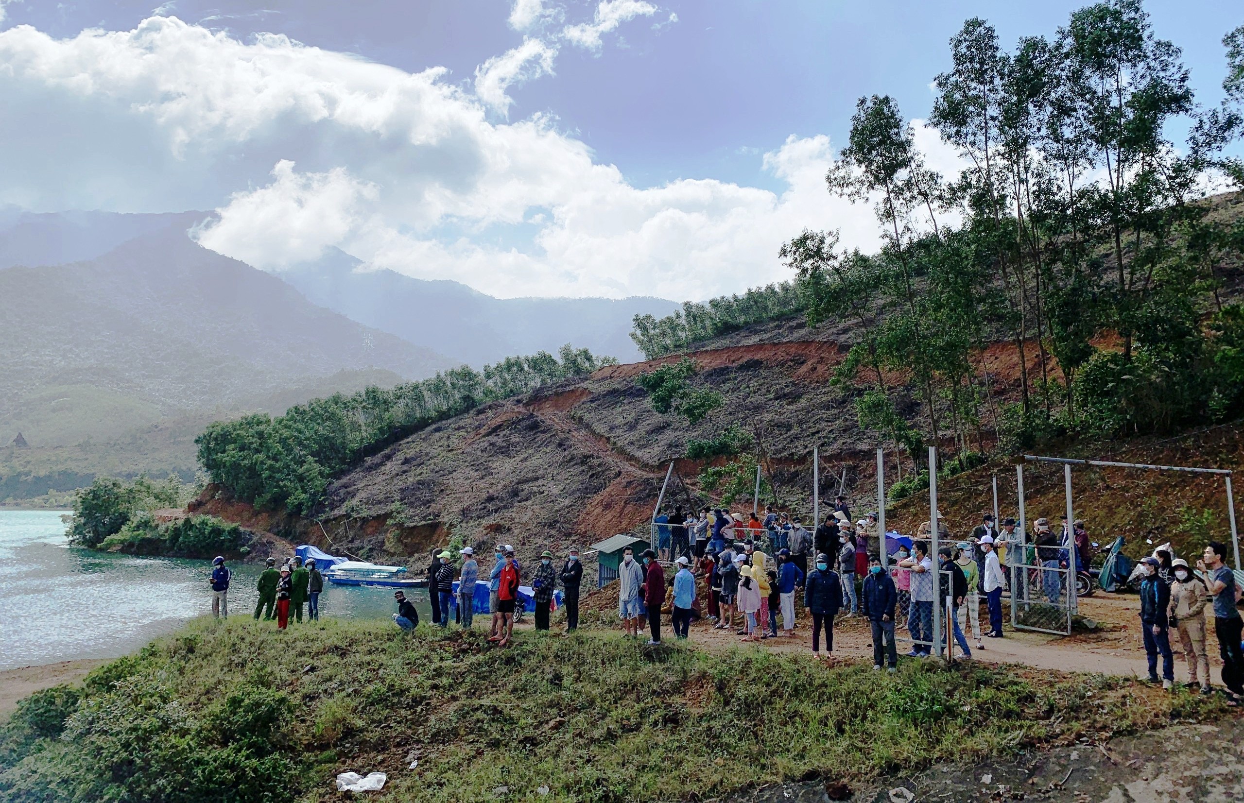 Tìm thấy thi thể nạn nhân mất tích trên hồ Thủy Yên