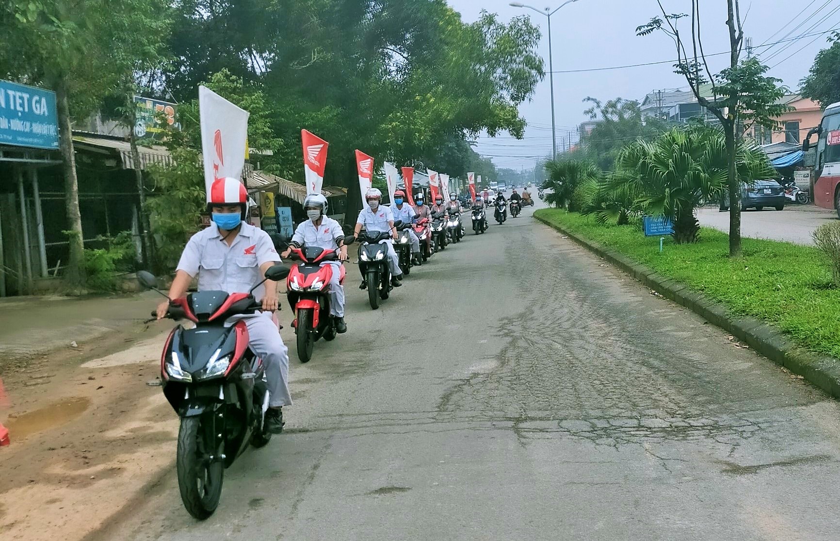 Honda Huy Tuấn chạy xe diễu hành quảng bá các dòng xe mới