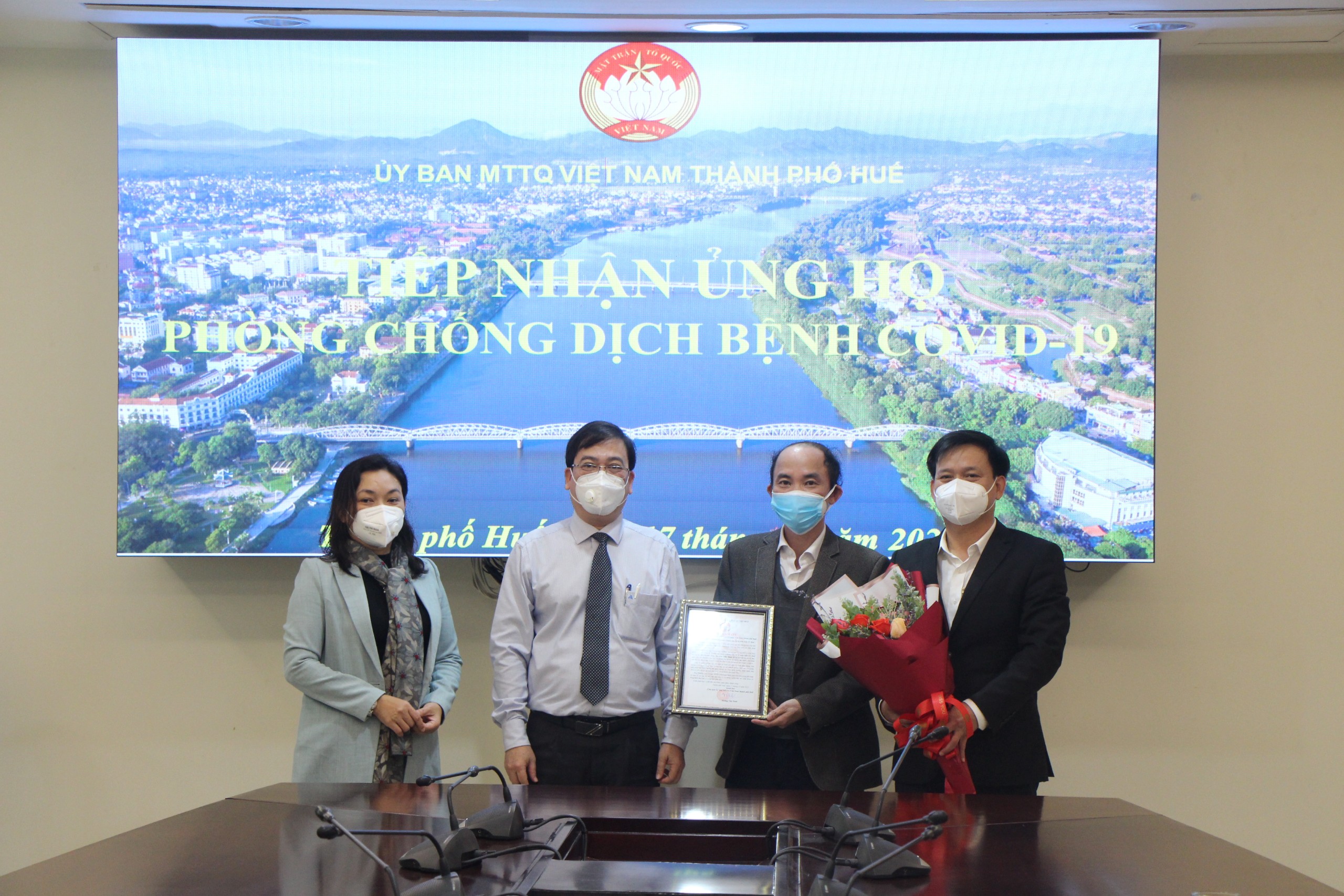 TP Huế tiếp nhận 300 triệu đồng ủng hộ công tác phòng chống dịch COVID-19