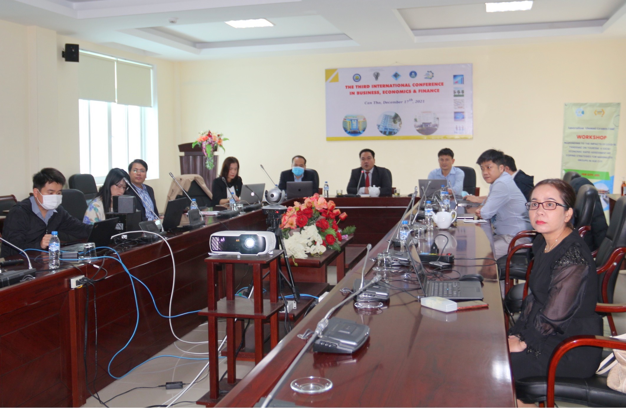 Hơn 200 chuyên gia bàn về kinh doanh, kinh tế và tài chính