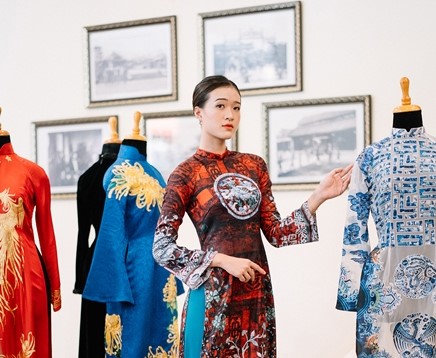Ao dai Hue is introduced at National Tourism Year - Ninh Binh