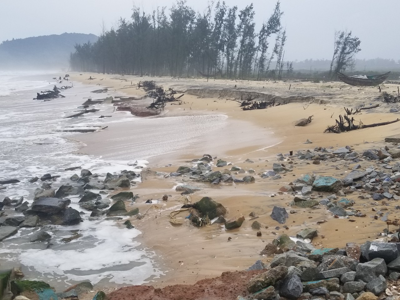 Lo biển “nuốt” nhà