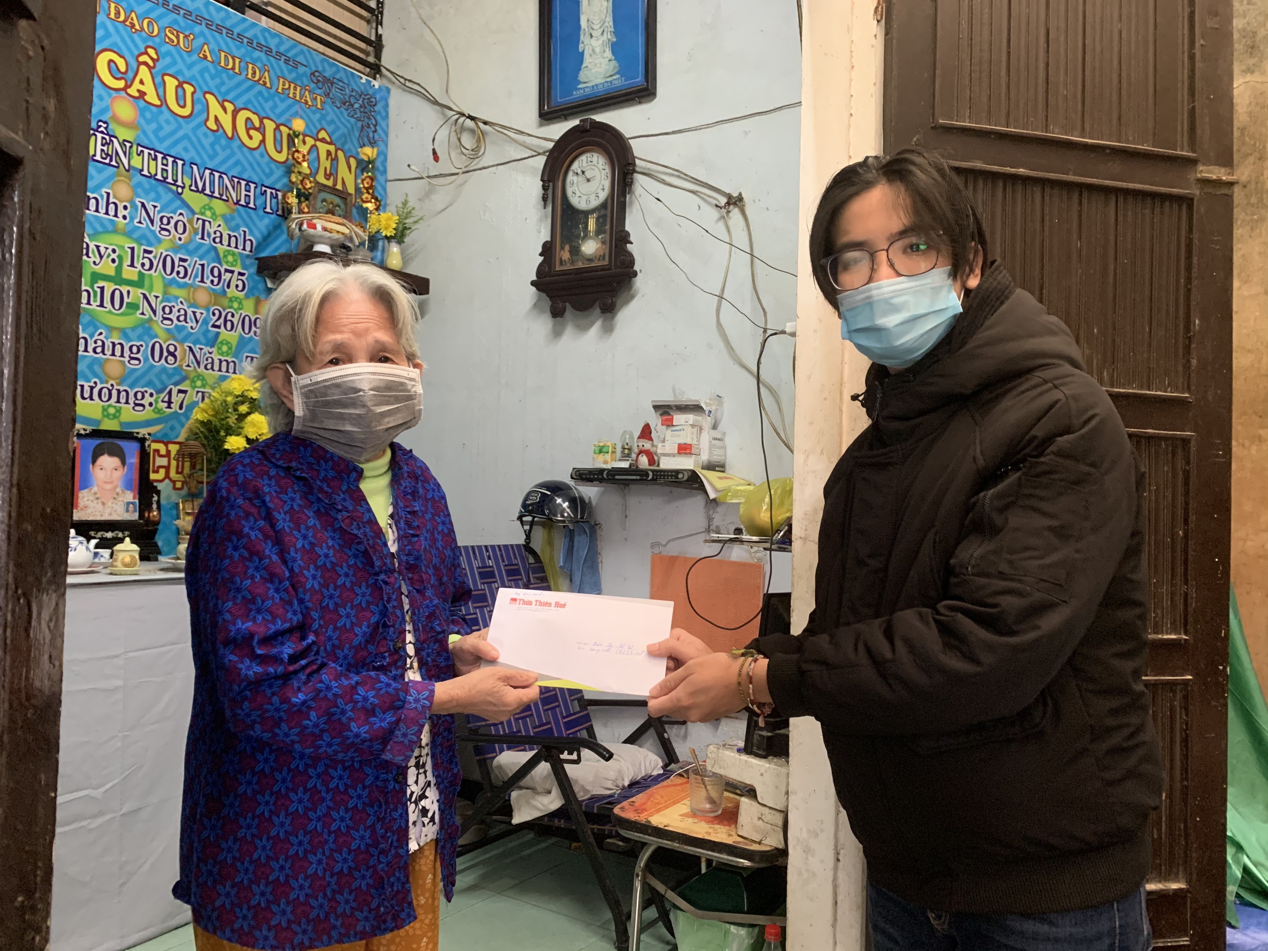 Trao tiền bạn đọc hỗ trợ cho hoàn cảnh em Trang Nhi