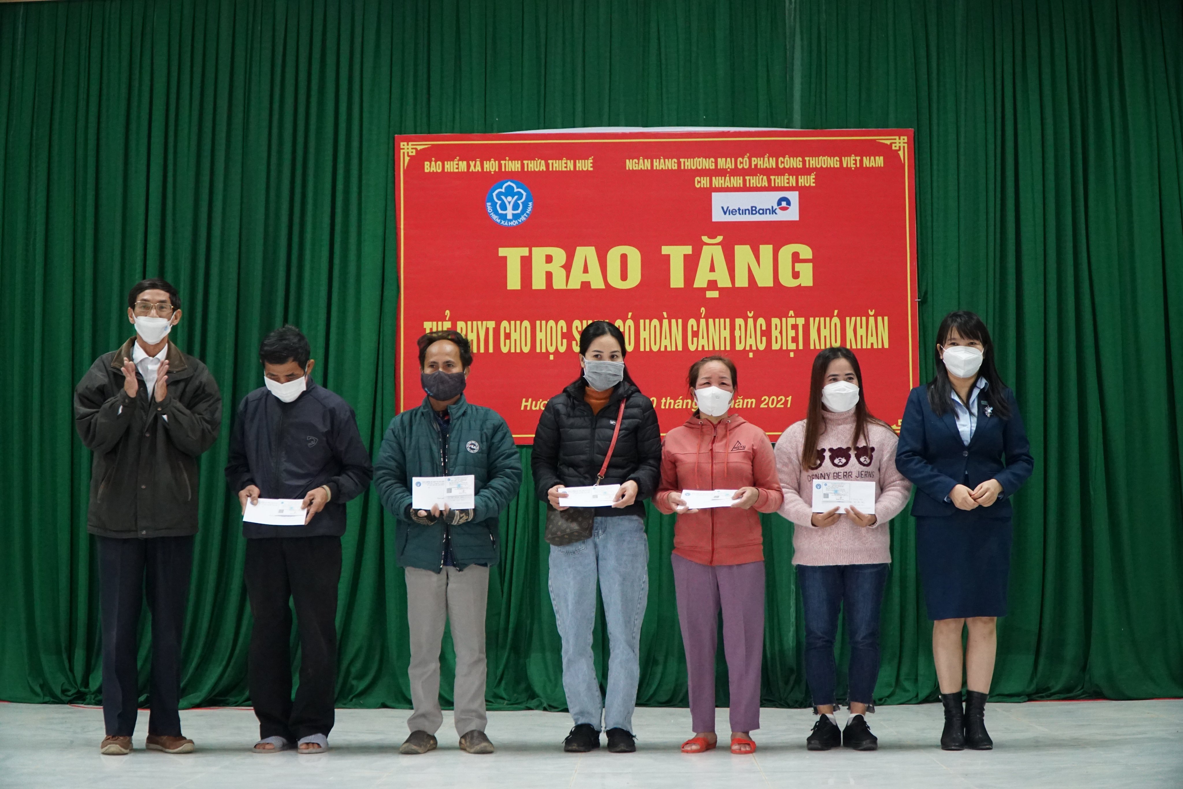 Tặng 72 thẻ bảo hiểm y tế cho học sinh xã Bình Tiến