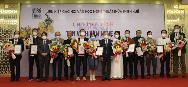 Tôn vinh văn nghệ sĩ, trao tặng thưởng cho 15 tác phẩm xuất sắc
