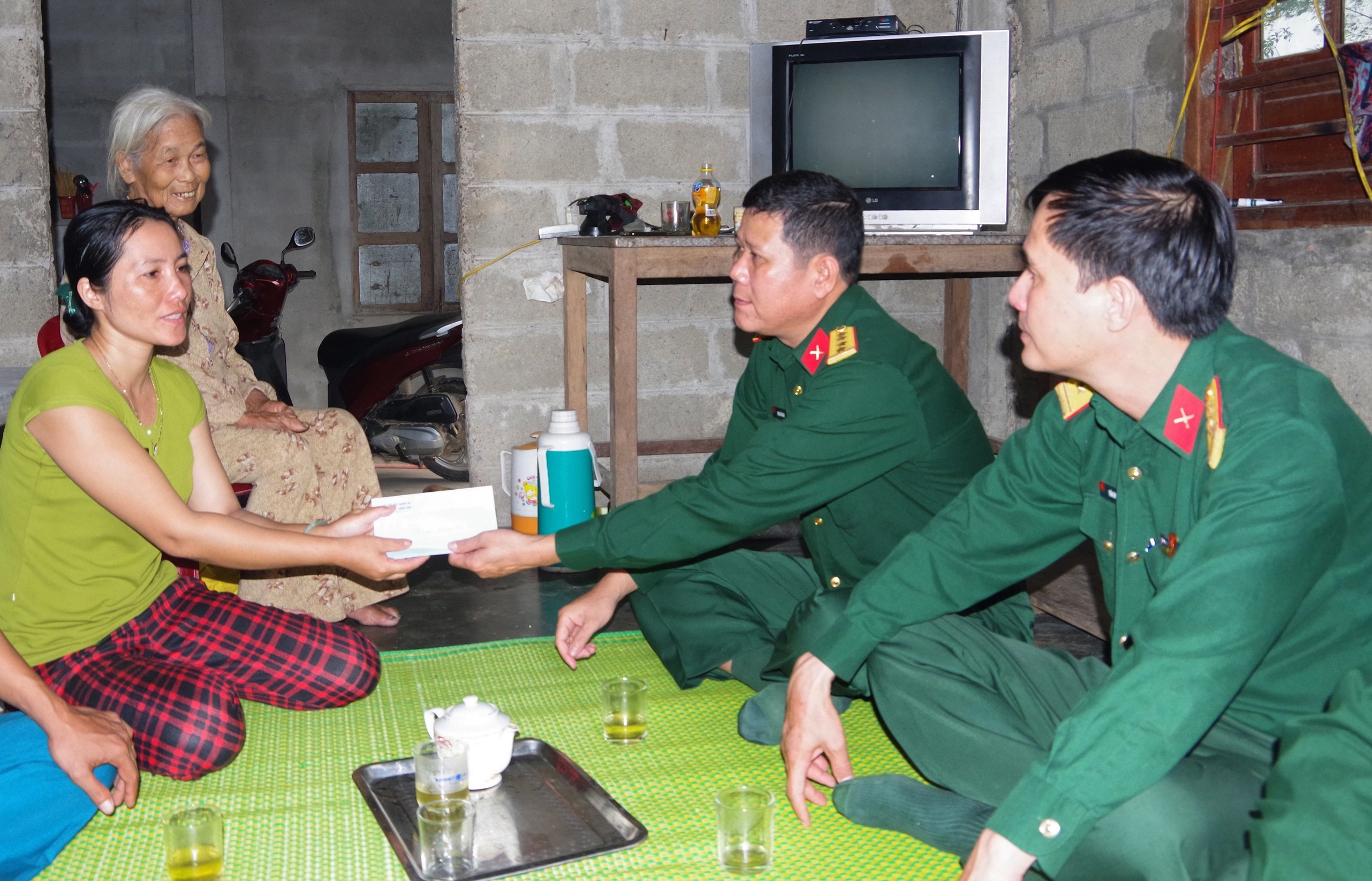 Chăm lo công tác chính sách hậu phương quân đội