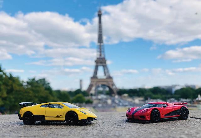 Eyes satisfied with hobby of collecting model cars