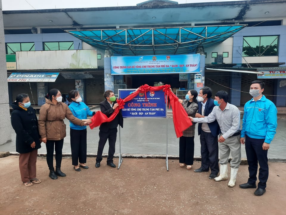 Khánh thành công trình do Hội Phụ nữ-Hội Nông dân và Huyện Đoàn thực hiện