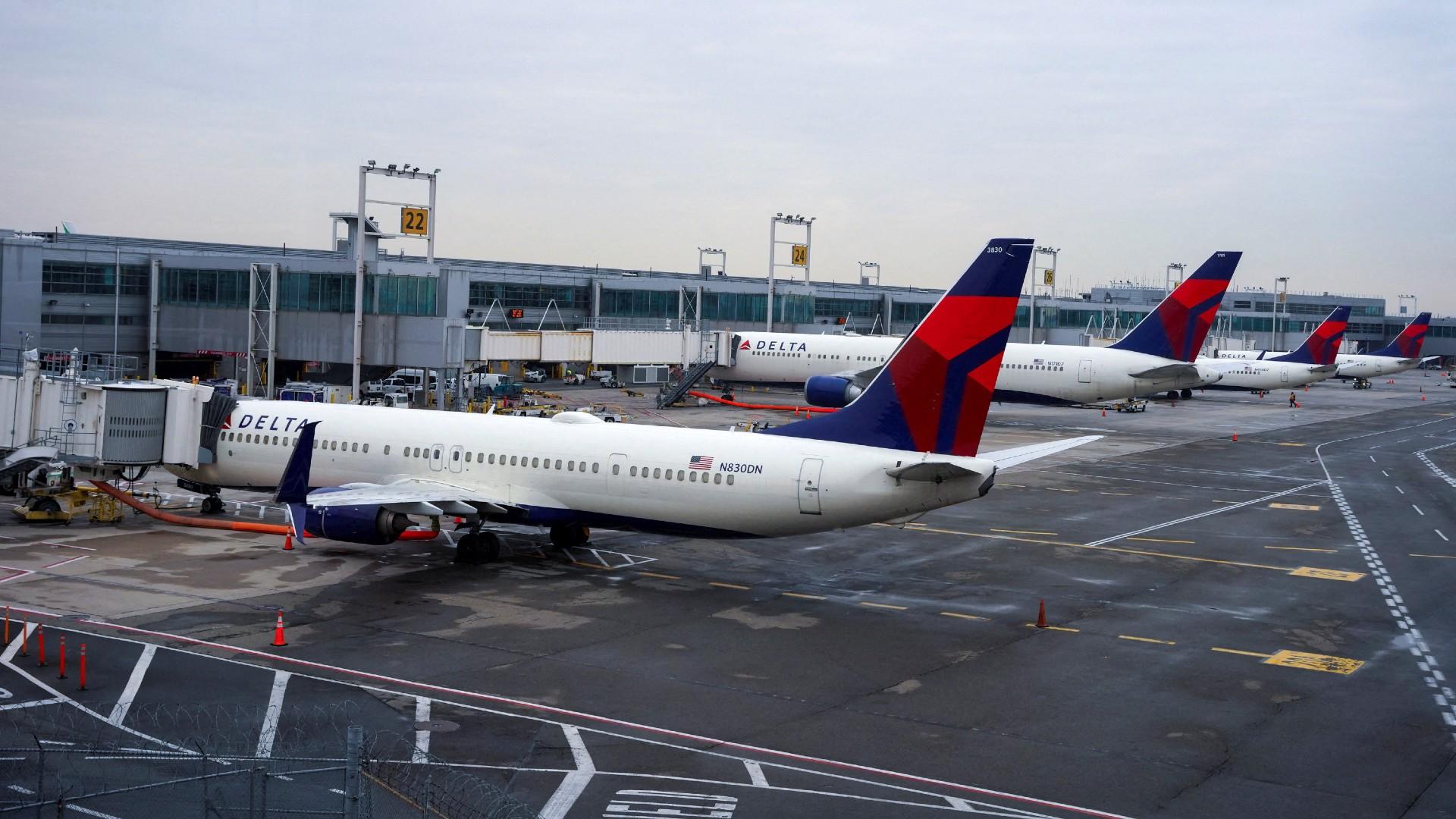 Hàng ngàn chuyến bay bị hủy vào dịp lễ Giáng sinh do dịch