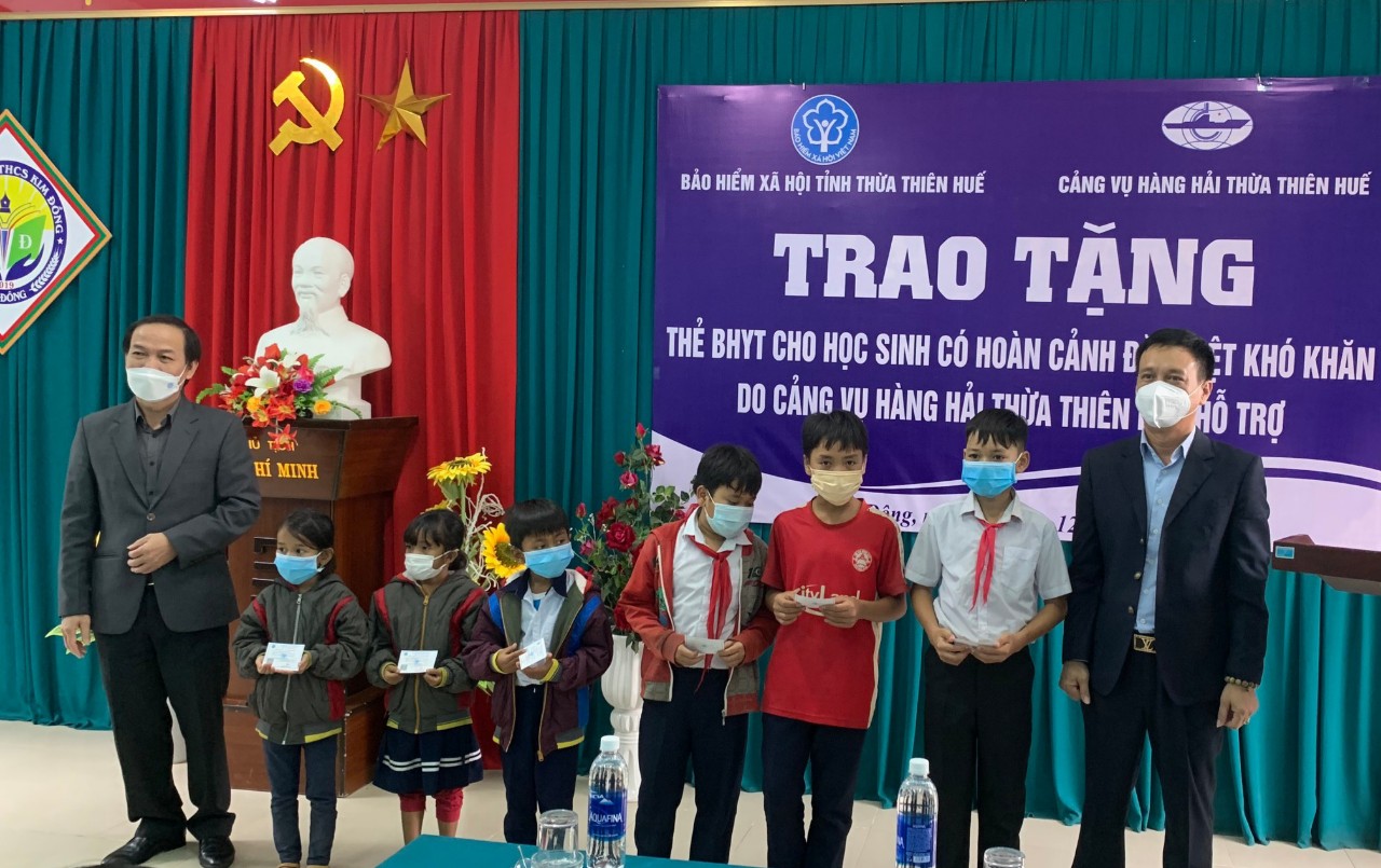 Tặng 177 thẻ bảo hiểm y tế cho học sinh khó khăn Nam Đông