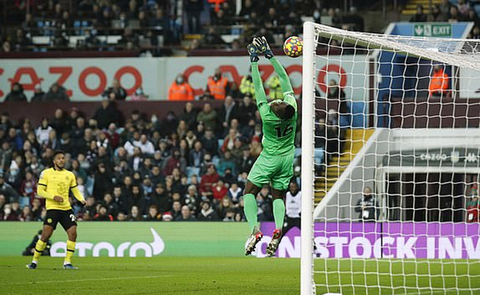 Lukaku nổ súng trở lại, The Blues kiên trì bám đuổi Man City