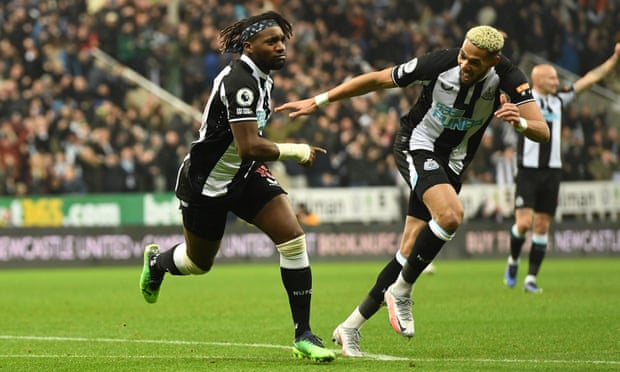 Cavani giúp Quỷ đỏ thoát thua