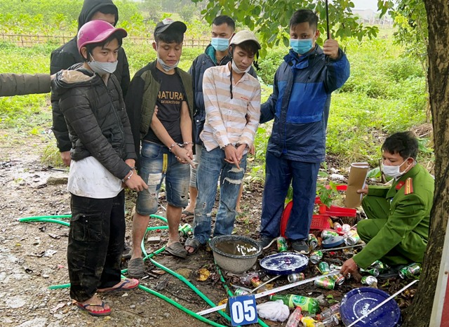 Bắt nhóm đối tượng lợi dụng đường mòn để vận chuyển gần 2 000 viên ma túy