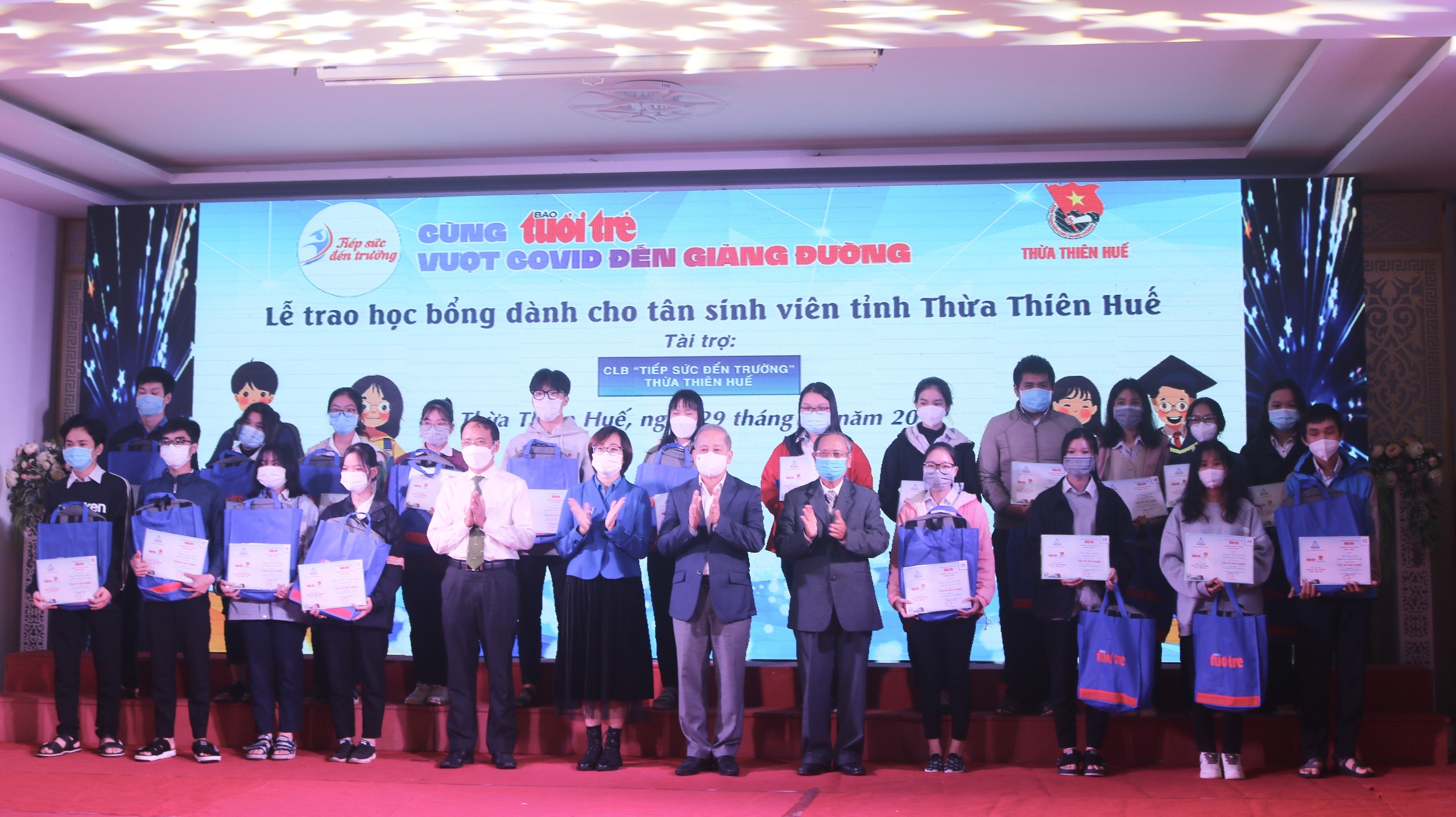 Trao học bổng cho tân sinh viên có hoàn cảnh khó khăn