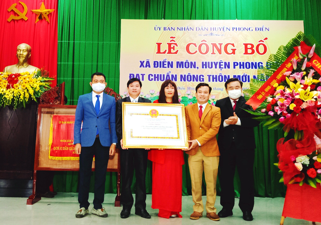 Trao bằng công nhận chuẩn nông thôn mới cho xã Điền Môn