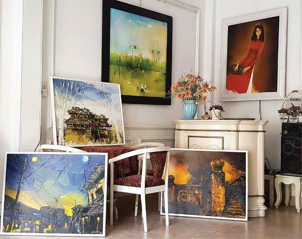 Ups and downs of galleries in Hue