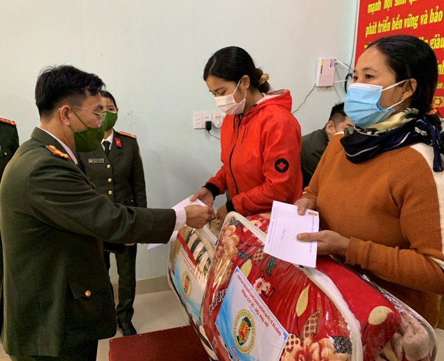 Chia sẻ khó khăn với người dân xã Hồng Thái