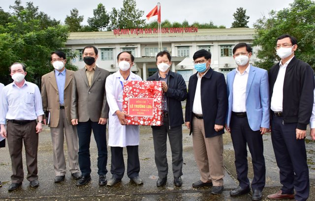 Bí thư Tỉnh ủy Lê Trường Lưu thăm các bệnh viện điều trị bệnh nhân COVID-19