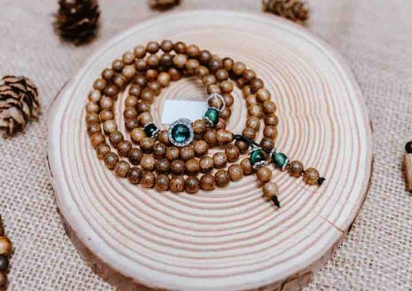 5 mẫu vòng tay gỗ trầm hương nữ được yêu thích hiện nay