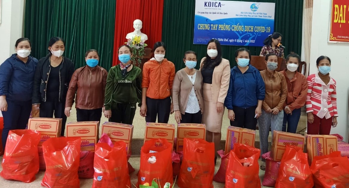 Tặng 90 suất quà cho phụ nữ khó khăn ở Hương Thủy