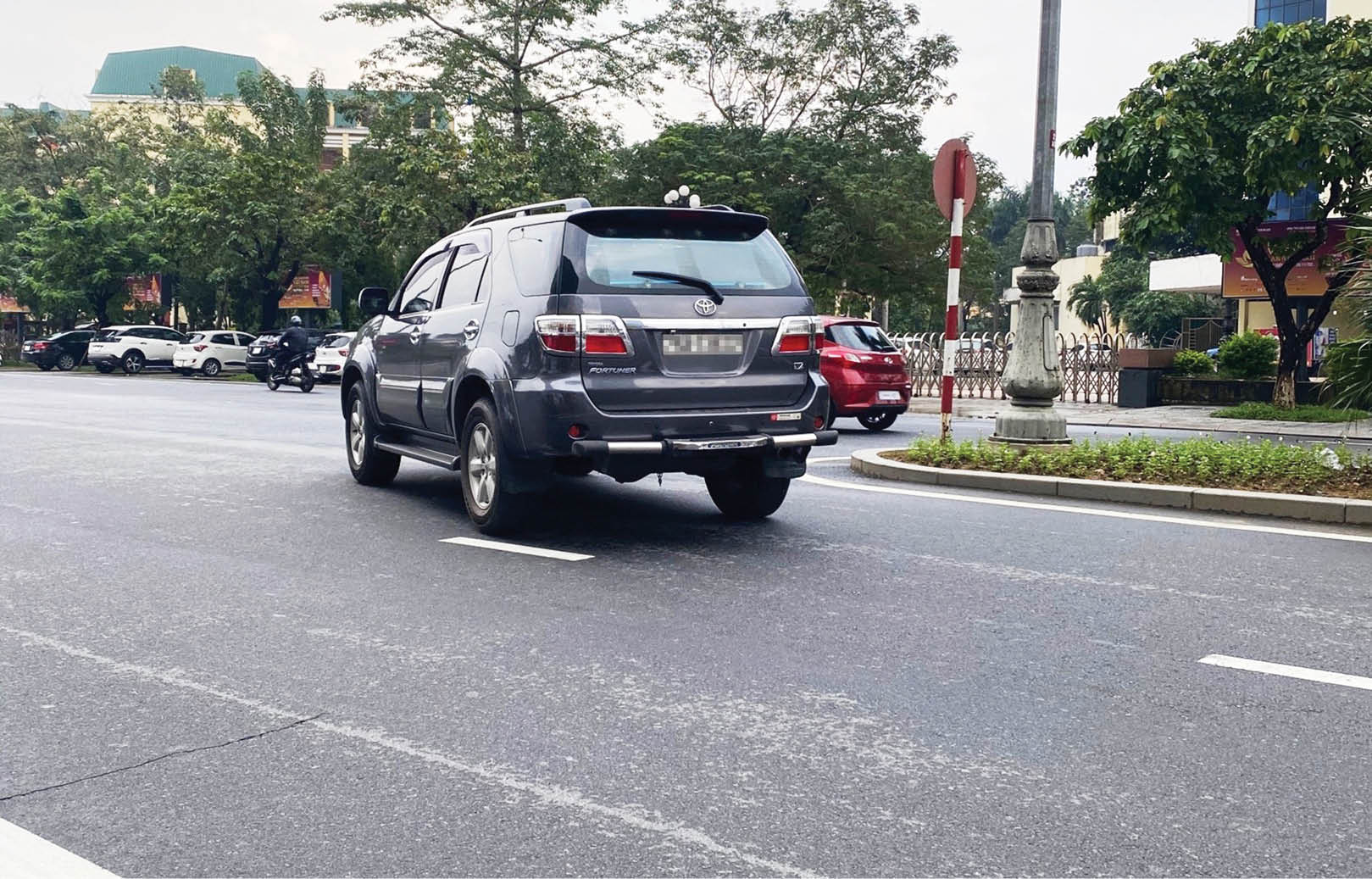 Xử lý nghiêm xe ô tô đậu đỗ sai quy định