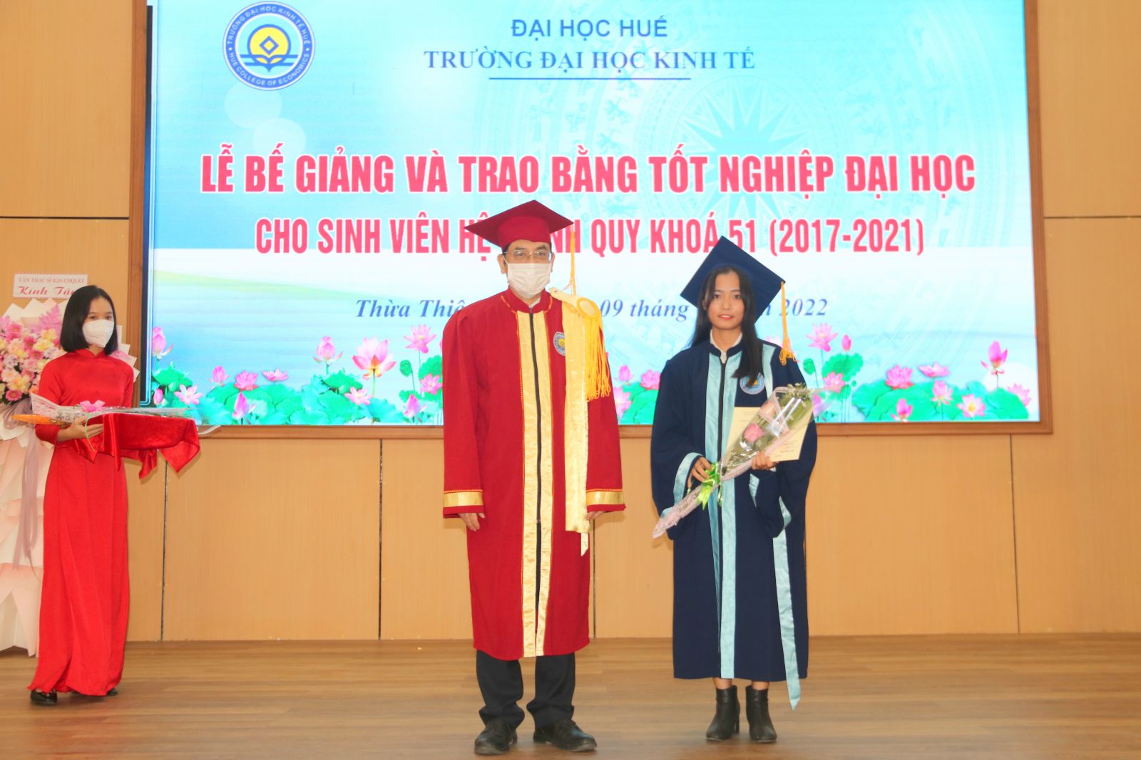 Trường đại học Kinh tế trao bằng cho hơn 800 thạc sĩ, cử nhân