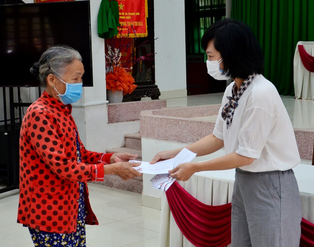 Hàng trăm suất quà hỗ trợ người nghèo, khó khăn đón tết Nhâm Dần