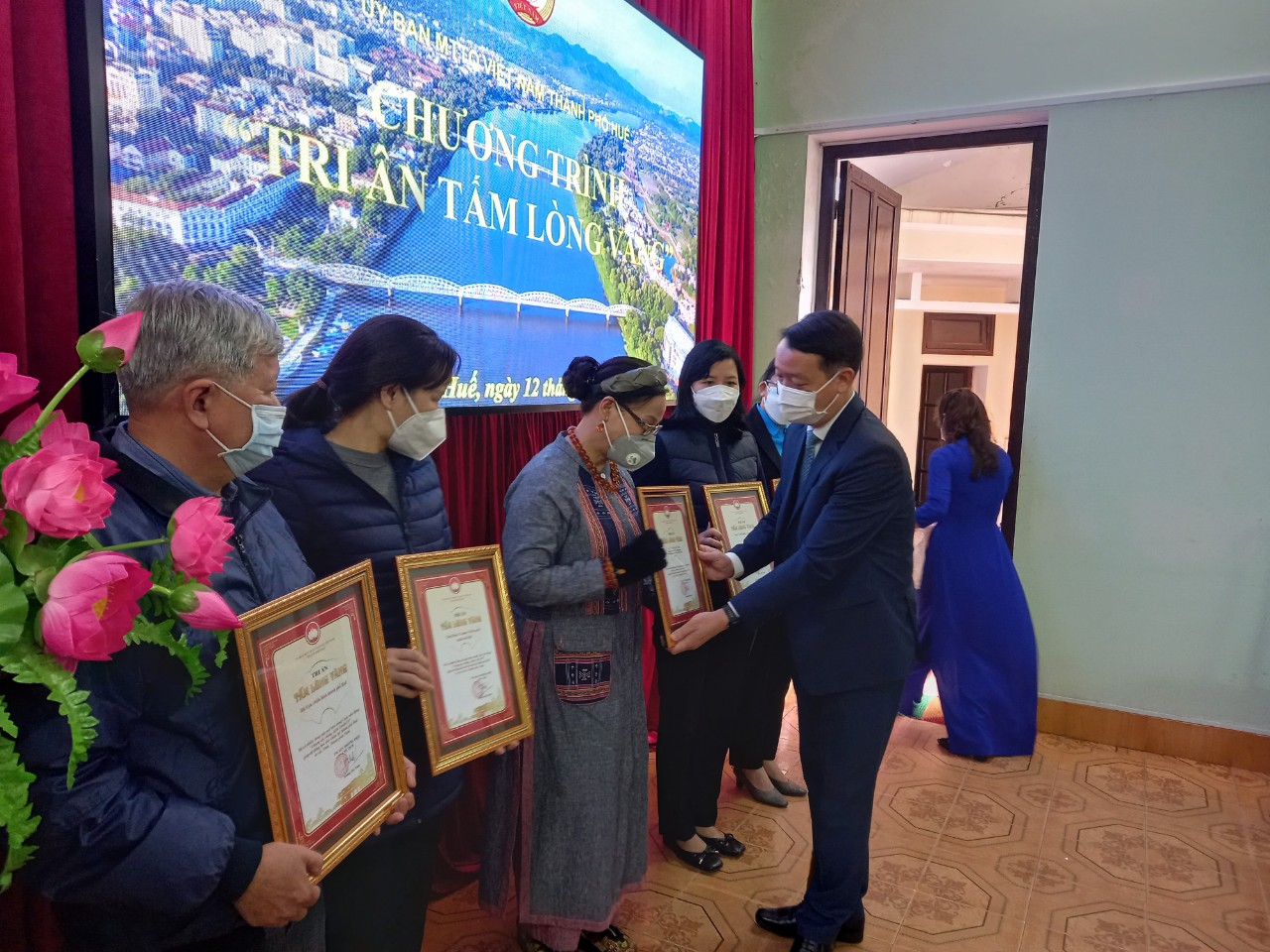 Tri ân tấm lòng vàng chung tay chống dịch