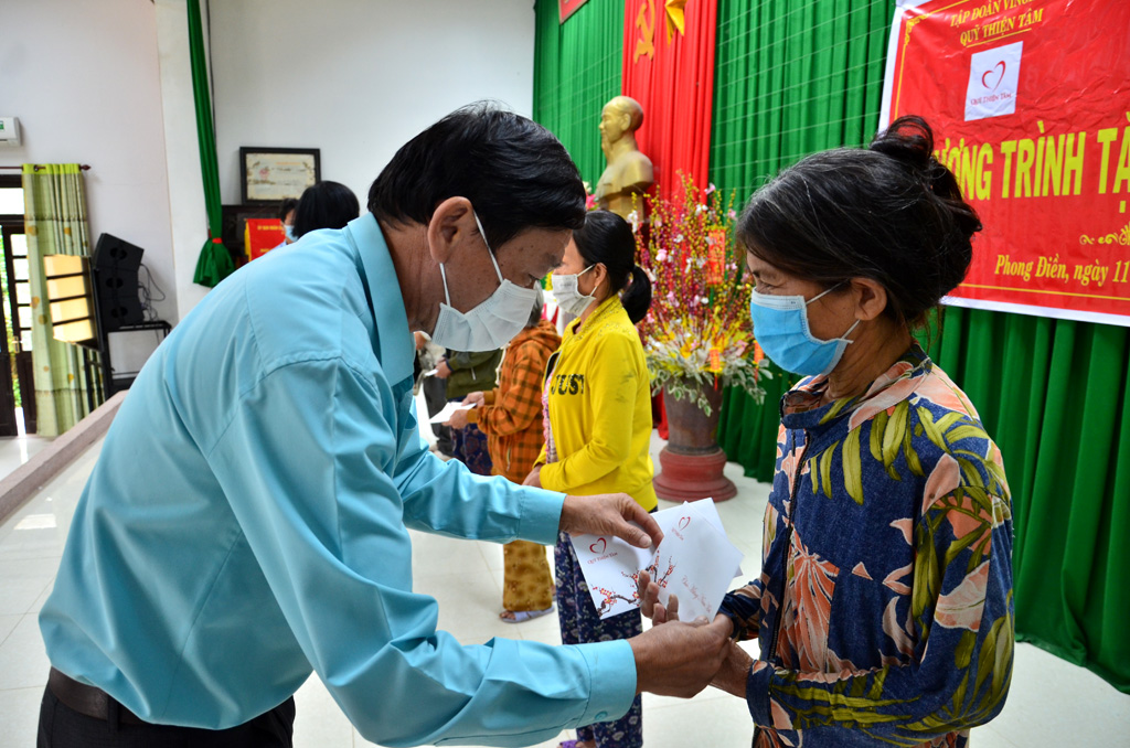 Hundreds of gifts supporting the poor and people in difficulties to welcome Tet