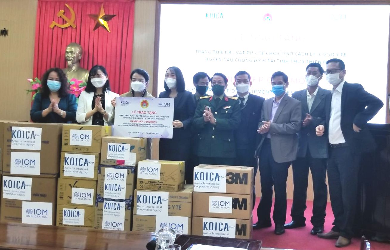 Trao tặng hơn 6 500 thiết bị, vật tư y tế cho cơ sở cách ly, cơ sở y tế tuyến đầu chống dịch