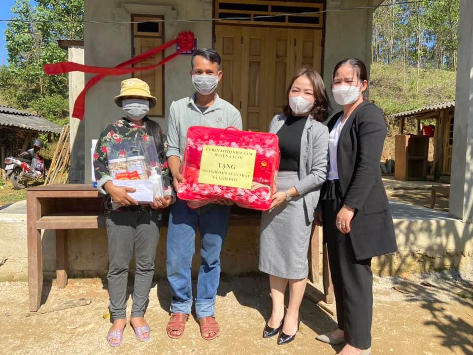 Trao quà tết và bàn giao nhà ở cho hộ nghèo