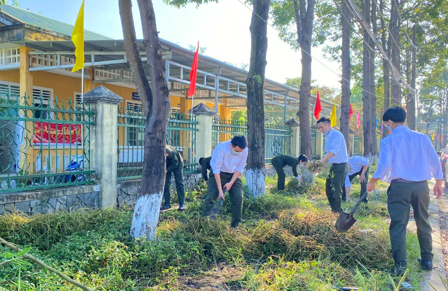 Hương Thủy Ra quân tổng vệ sinh môi trường đón Tết Nguyên đán 2022