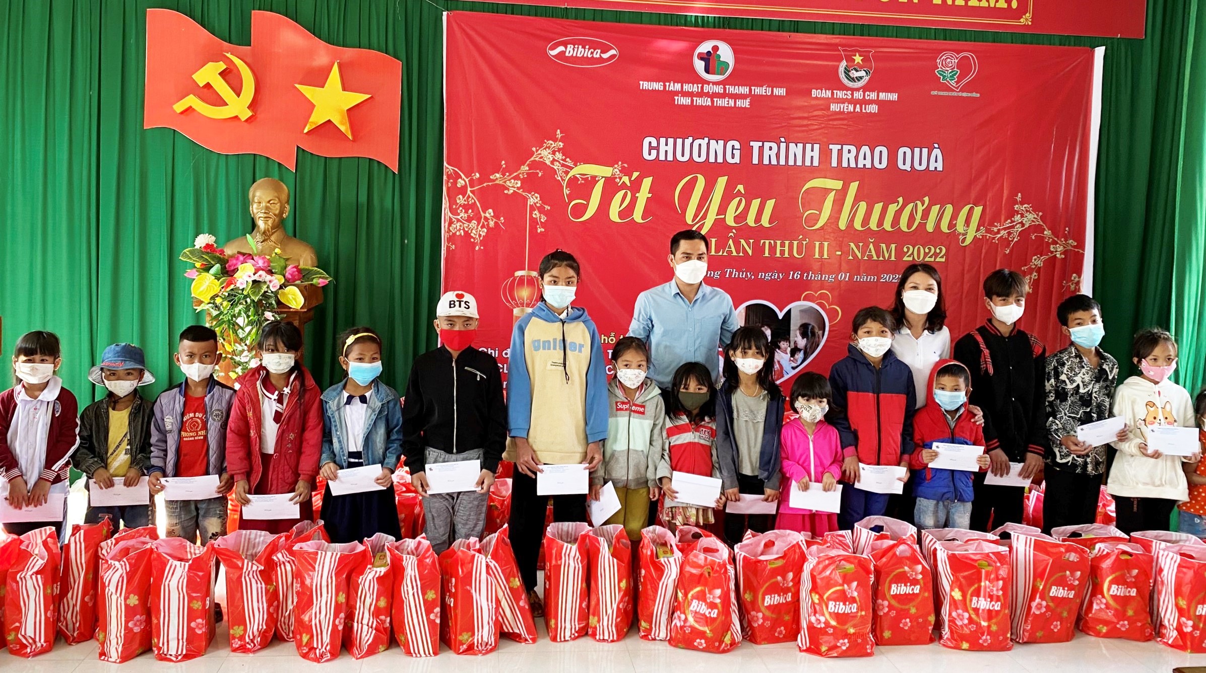 Chương trình “Tết yêu thương” trao 200 suất quà cho học sinh khó khăn huyện A Lưới