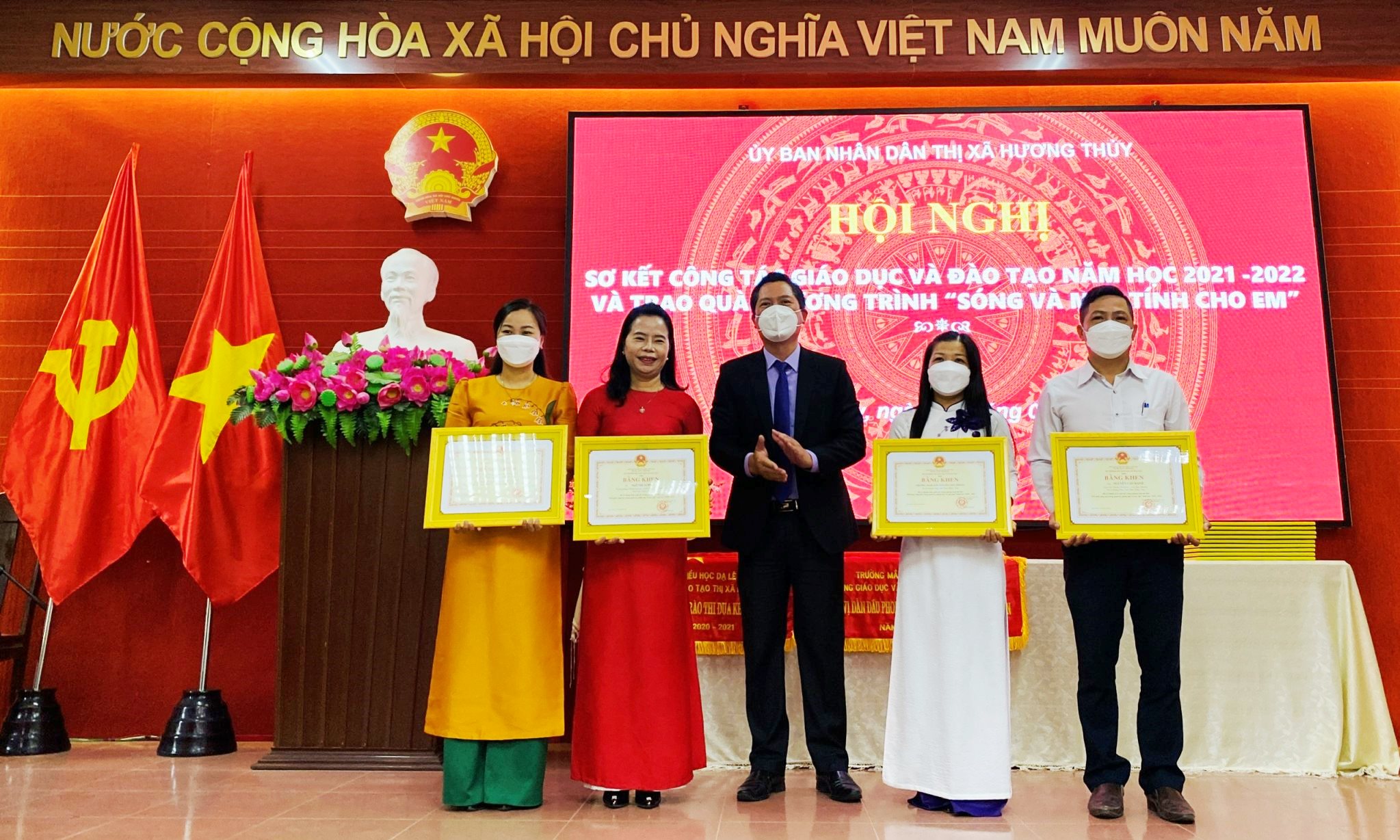 Giúp học sinh khó khăn có điều kiện học trực tuyến