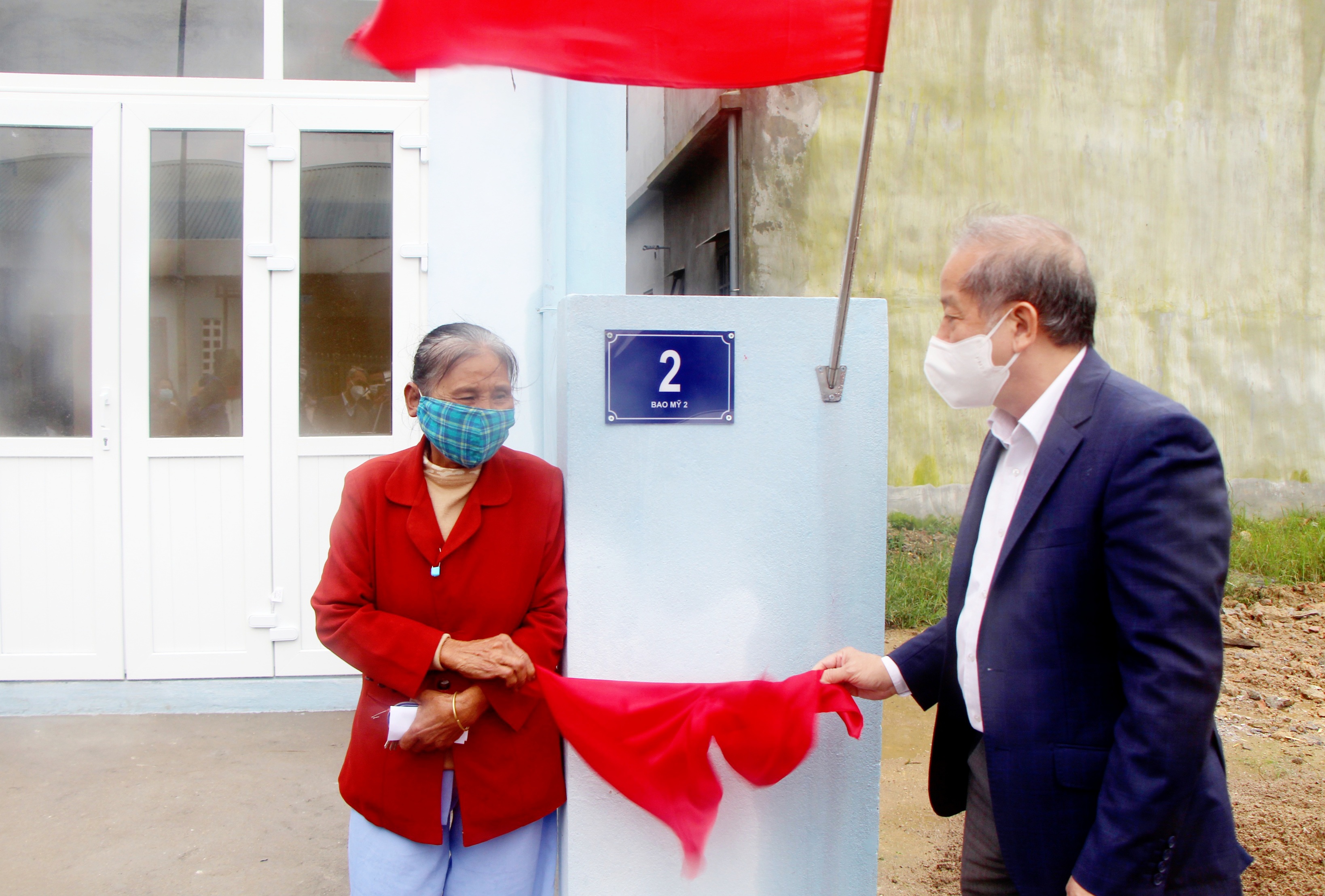 Khánh thành và bàn giao nhà ở cho hộ nghèo ở Khu dân cư Bắc Hương Sơ