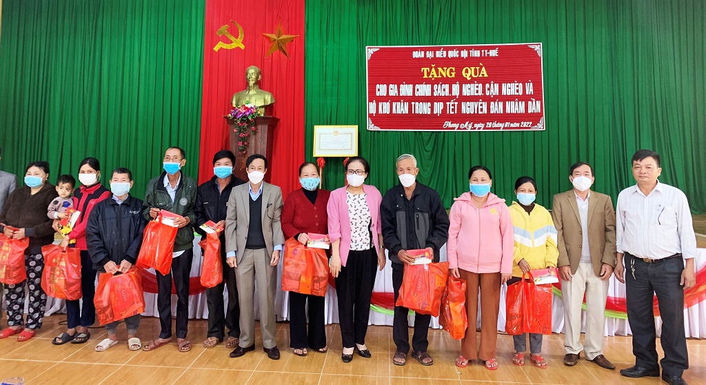 Trao quà tết tại Phong Điền, Hương Thủy