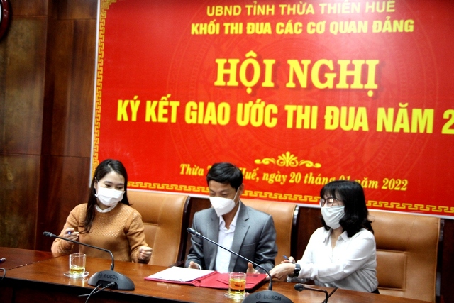 Khối thi đua các Cơ quan Đảng, Mặt trận đoàn thể ký kết giao ước thi đua