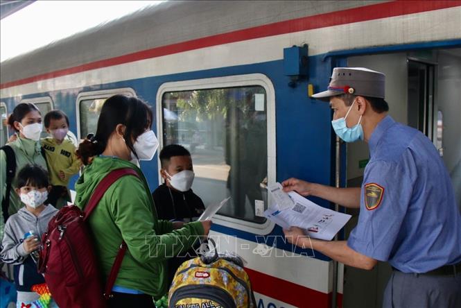 Hành khách đi tàu về quê tăng dần những ngày gần Tết Nguyên đán