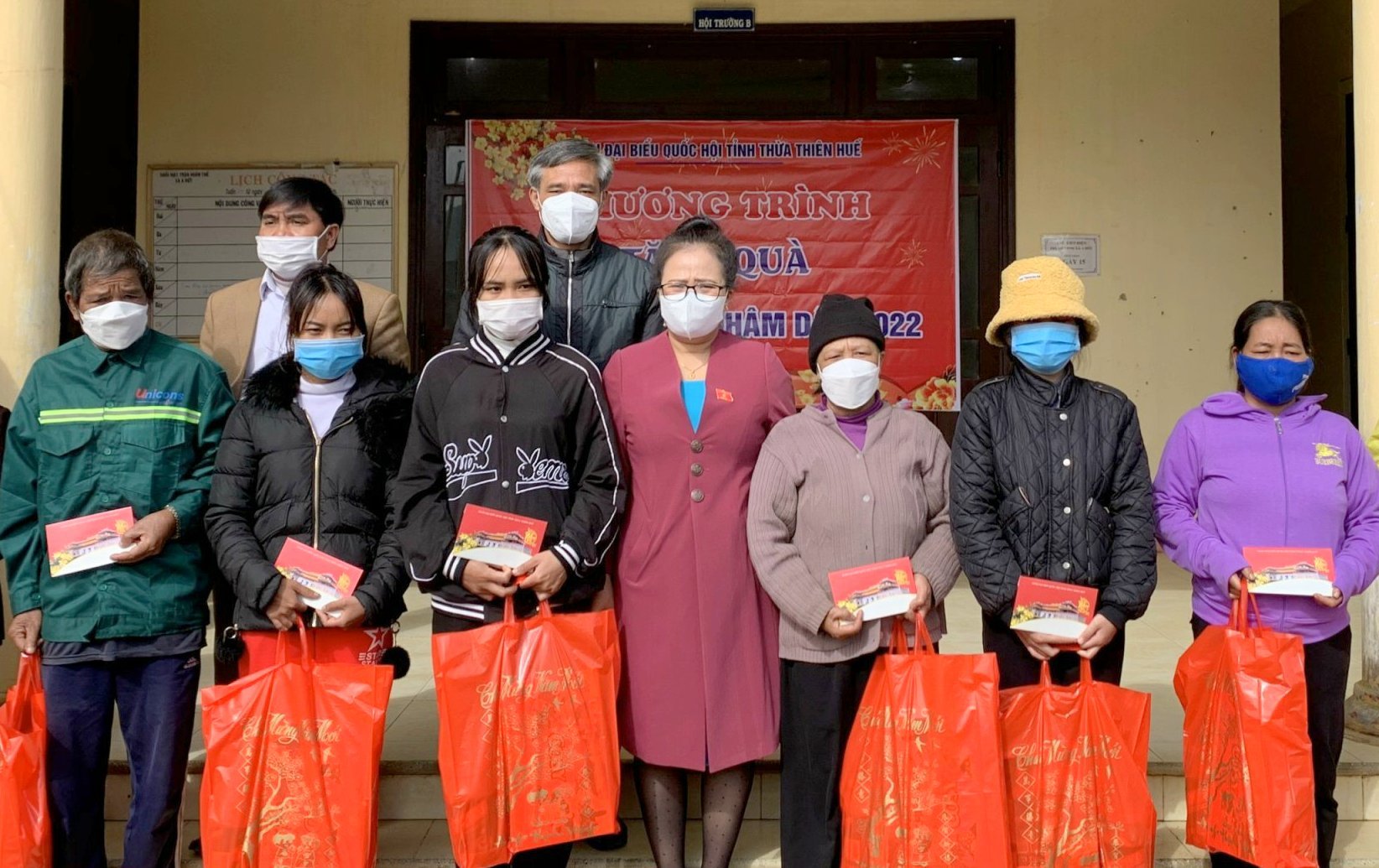 Đoàn ĐBQH tỉnh chúc tết Anh hùng Lực lượng vũ trang và tặng quà cho người nghèo A Lưới