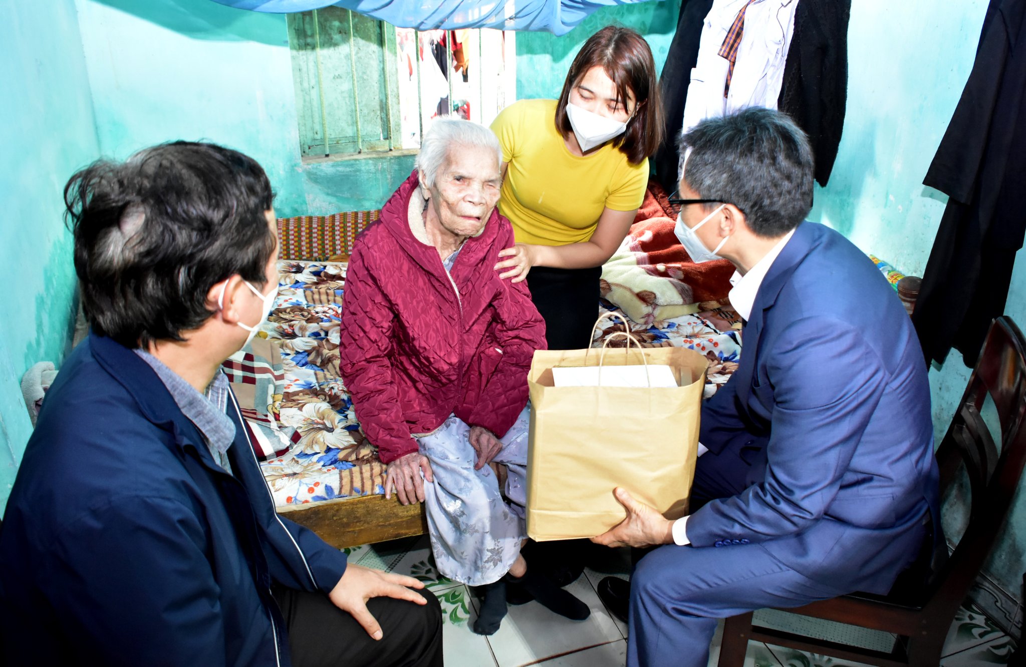 Phó Thủ tướng Vũ Đức Đam thăm, tặng quà Tết cho các gia đình chính sách, lao động khó khăn