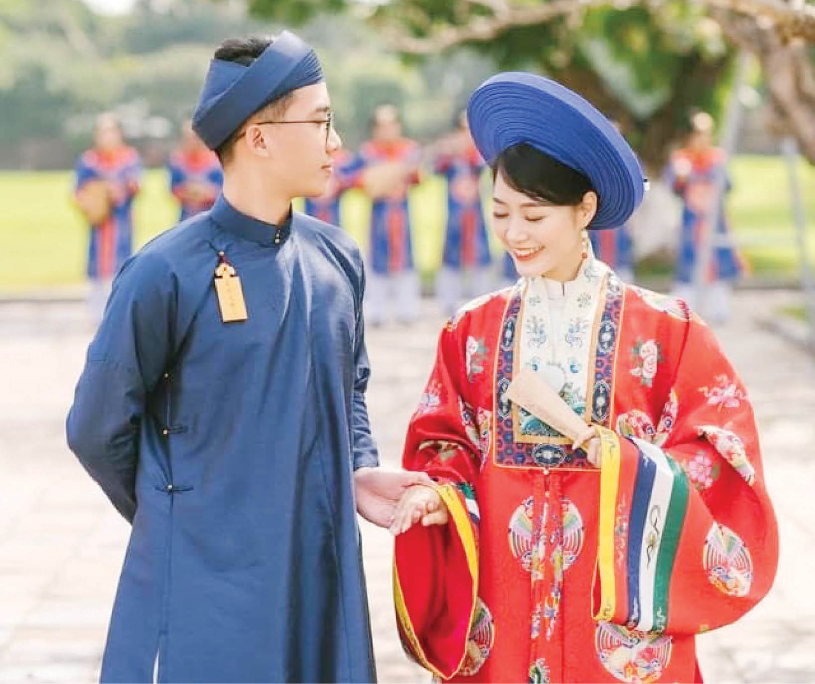 Áo tấc, cổ phục quý đang hồi sinh