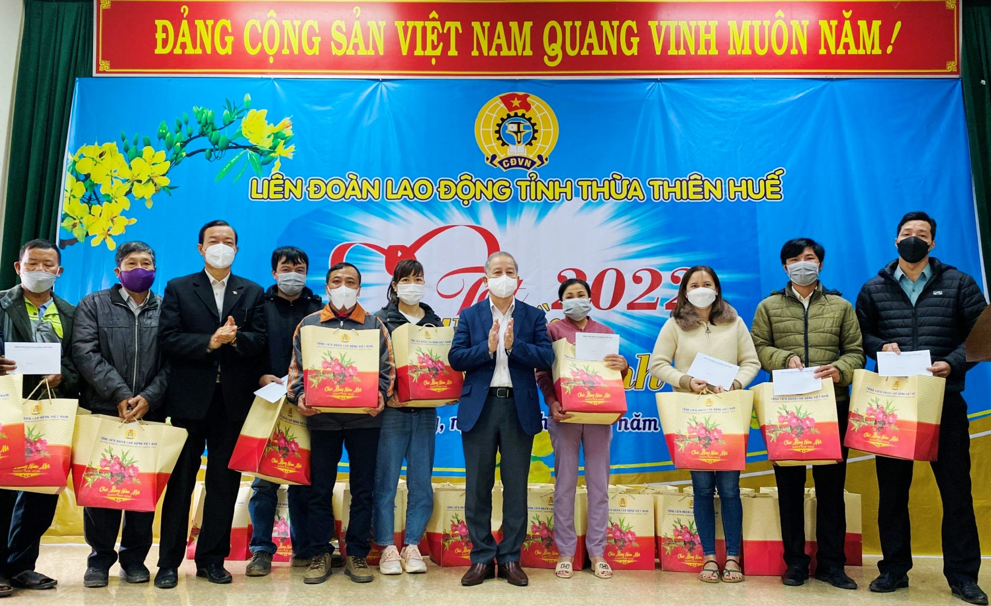 Phó Bí thư Thường trực Tỉnh ủy Phan Ngọc Thọ thăm, tặng quà người lao động