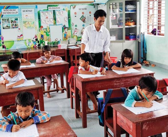 Đến trường với chiếc cặp lồng đựng cơm